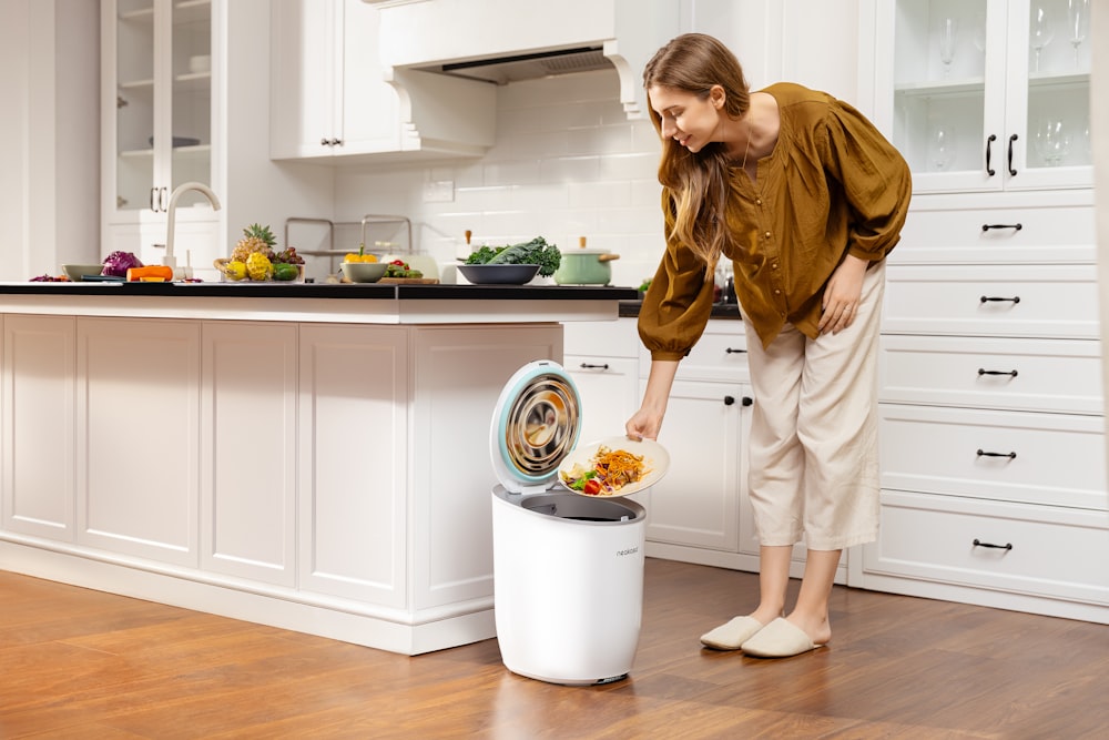 Smart Touchless Trash Can — Hardware & Fixtures